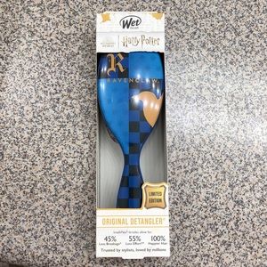 New in box Harty Potter Ravenclaw wet brush .